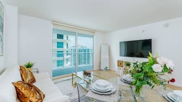 Smart-tv en een tafeltennistafel