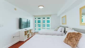 2 slaapkamers, een bureau, een strijkplank/strijkijzer, reisbedje