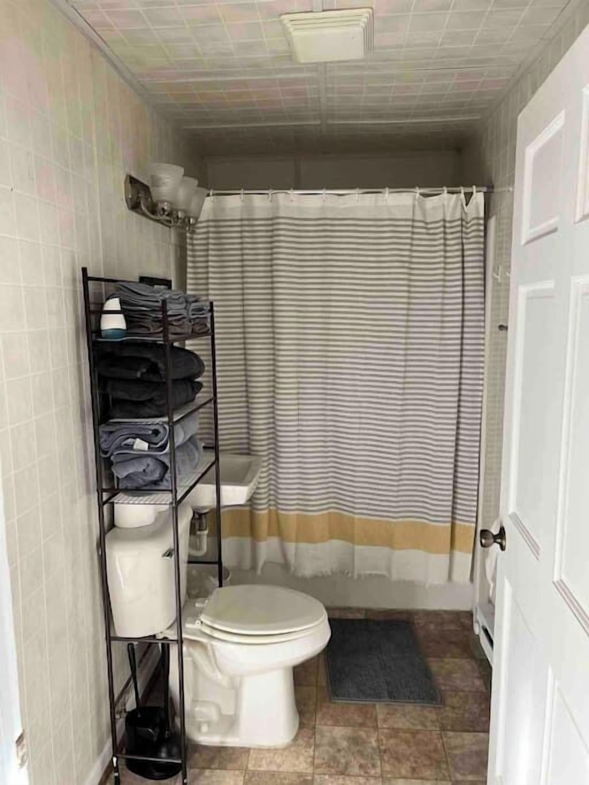 Combined shower/bathtub, hair dryer, towels