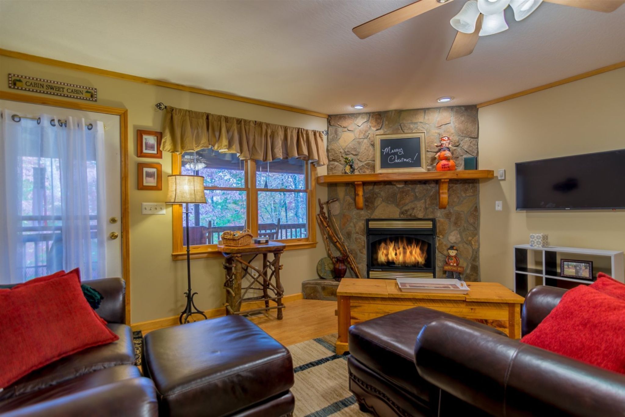 Annie's Mountain Mist - Hot tub & Fireplace