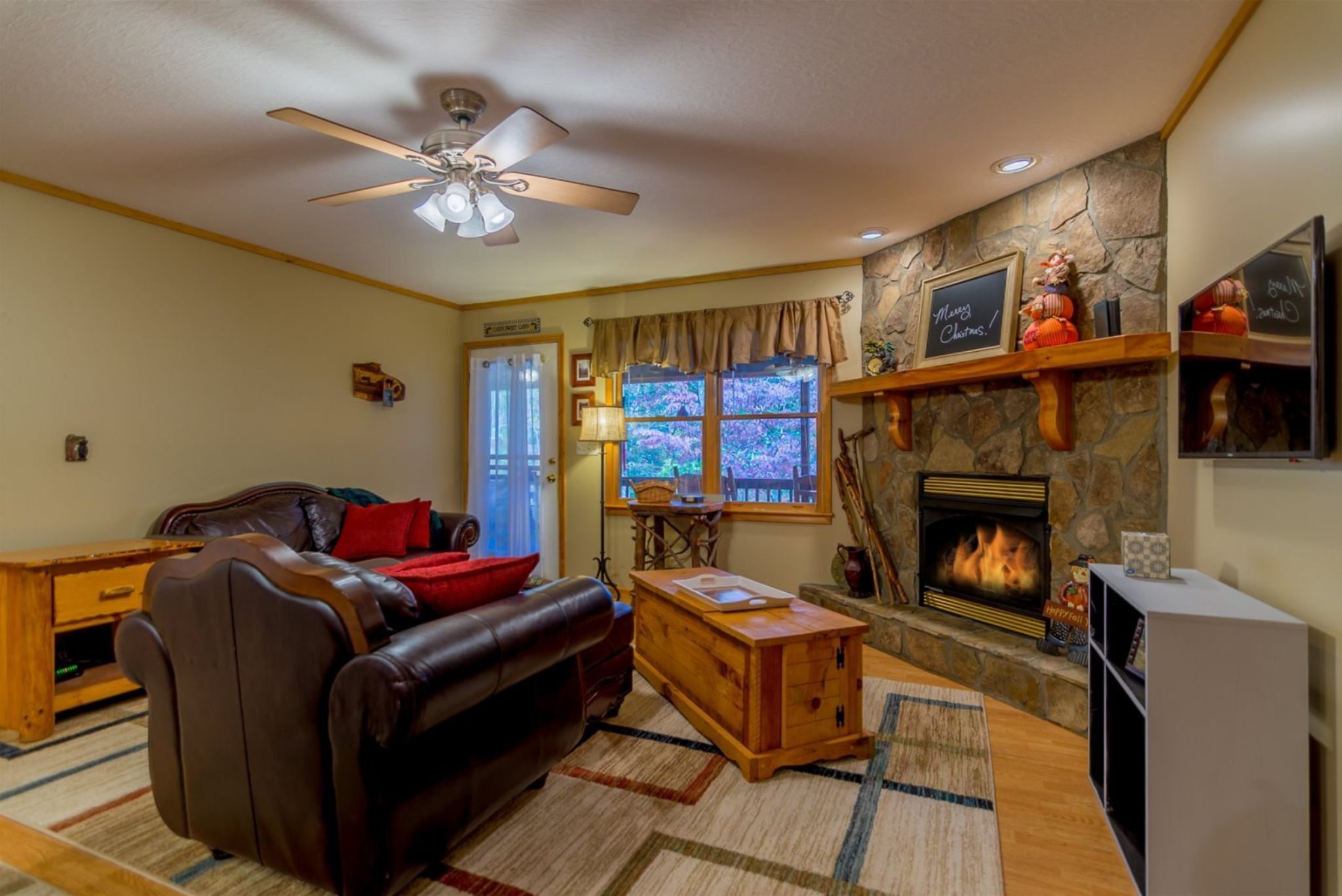 Annie's Mountain Mist - Hot tub & Fireplace