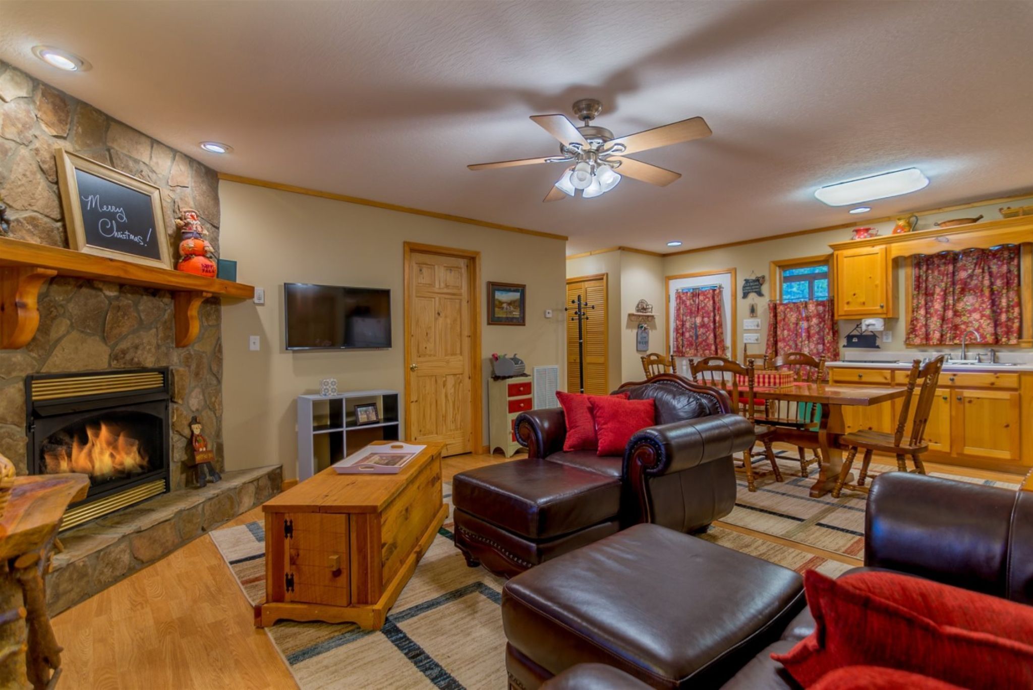 Annie's Mountain Mist - Hot tub & Fireplace