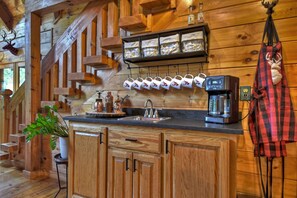 Interior - Cozy Escapes: Hot Tub, Fire Pit & Fireplace Retreat - Buffalo Ridge (Mineral Bluff)