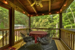 Outdoor dining - Cozy Escapes: Hot Tub, Fire Pit & Fireplace Retreat - Buffalo Ridge (Mineral Bluff)