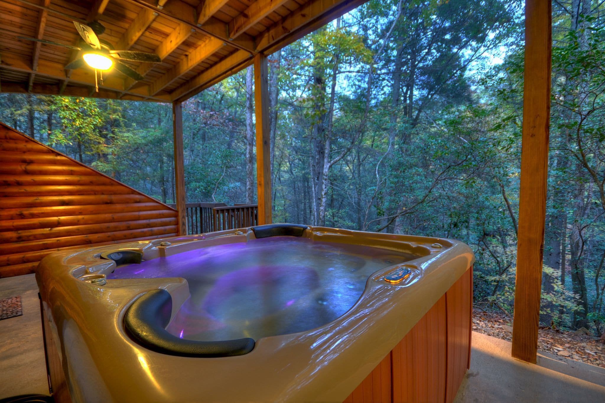 Castle Creek -Hot tub, nearby creek, gas fireplace