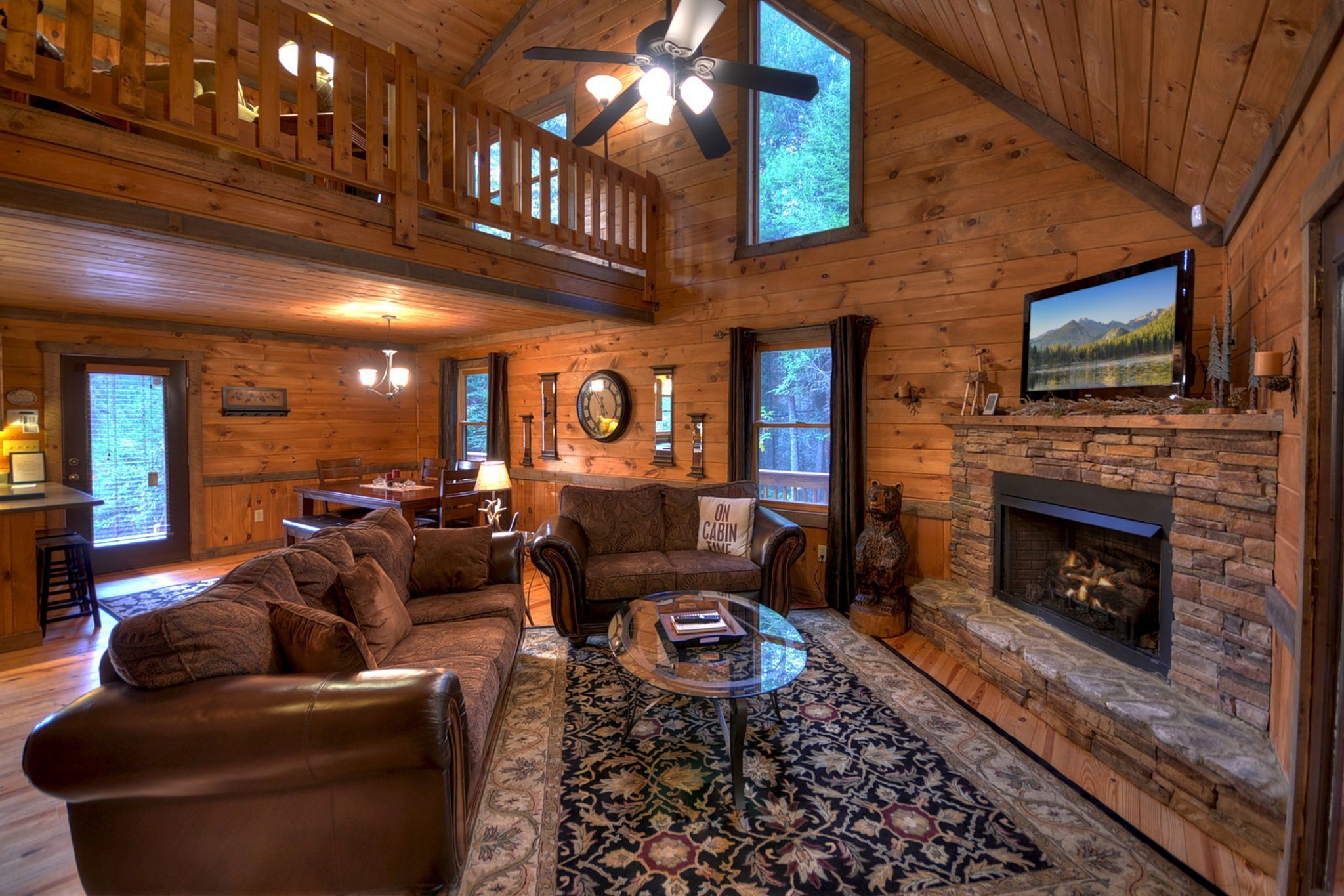 Castle Creek -Hot tub, nearby creek, gas fireplace