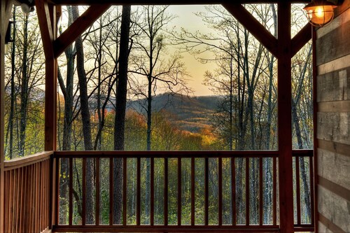 Scenic Views, Hot Tub Soaks, Firepit Roasts, Cookouts & Nearby Adventures - Cardinal's Crossing