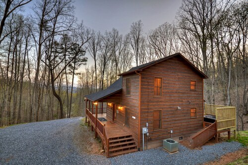 Scenic Views, Hot Tub Soaks, Firepit Roasts, Cookouts & Nearby Adventures - Cardinal's Crossing