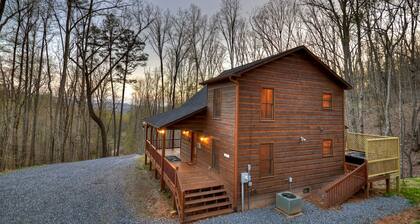 Scenic Views, Hot Tub Soaks, Firepit Roasts, Cookouts & Nearby Adventures - Cardinal's Crossing