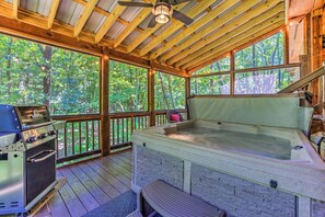 Terrace/patio - Soothing Hot Tub Dips, Cookouts, Game Nights, Fireside Chats & Outdoor Fun Nearby - 4 Seasons (Blue Ridge)