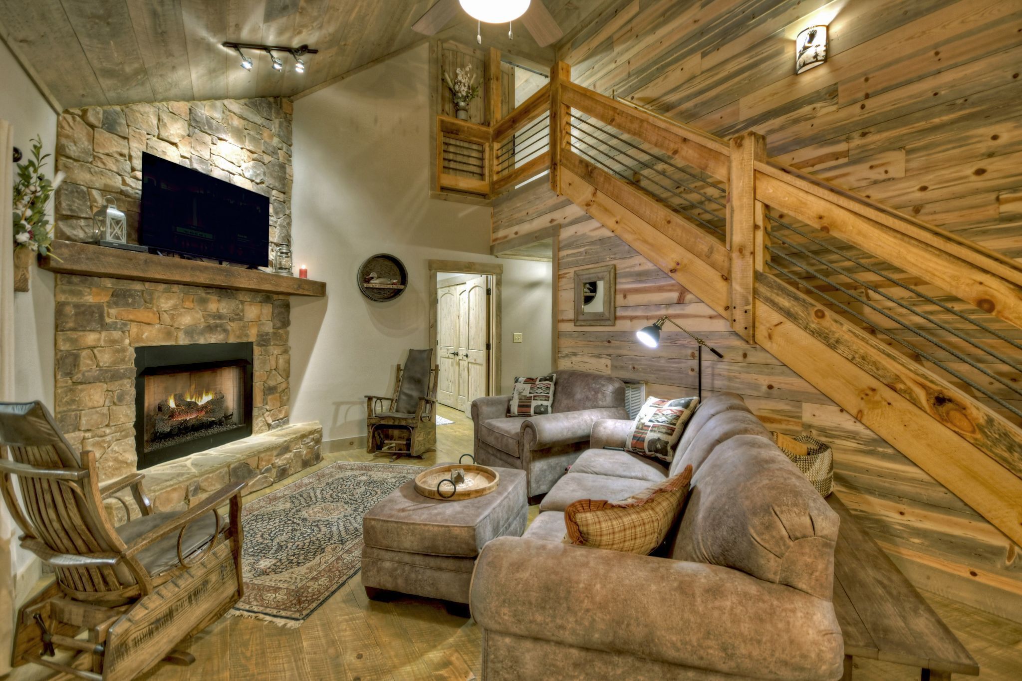 Holly Berry Hill - Elegant Rustic Interiors + a Cozy Hot Tub!
