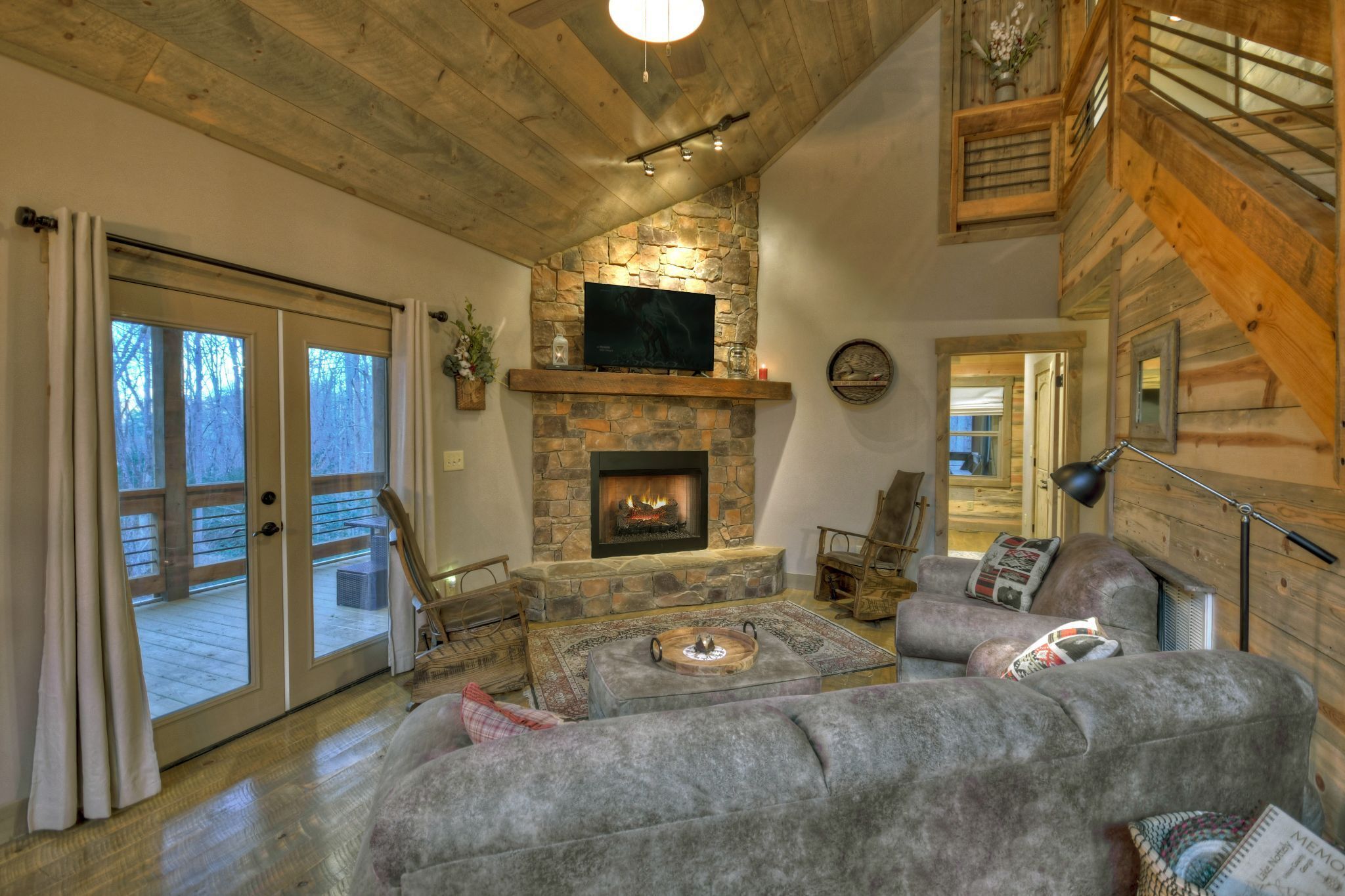 Holly Berry Hill - Elegant Rustic Interiors + a Cozy Hot Tub!