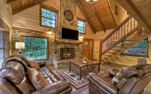Knotty Creek Retreat - Creek access & hot tub