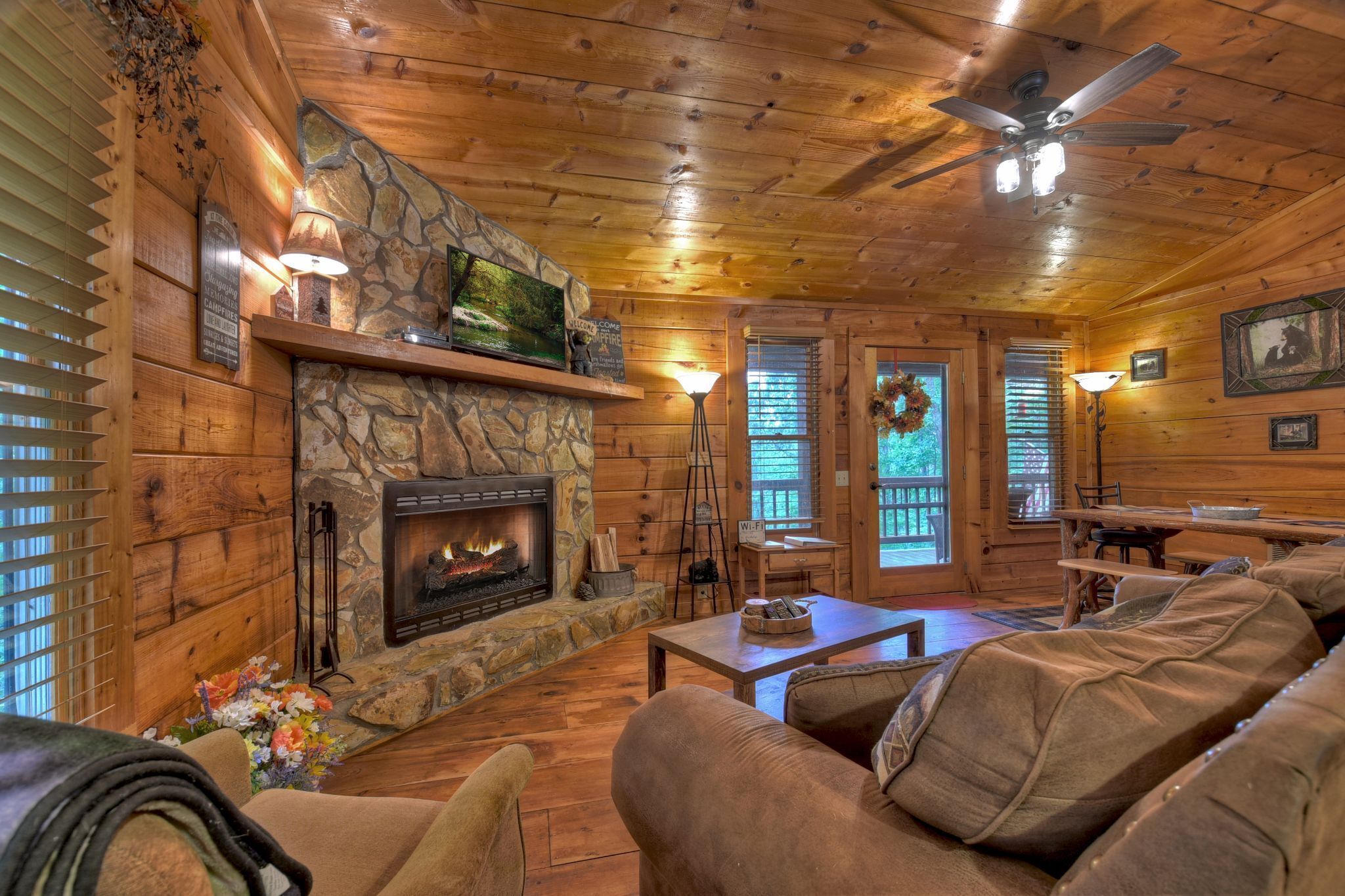 Televisie, een open haard en een dvd-speler