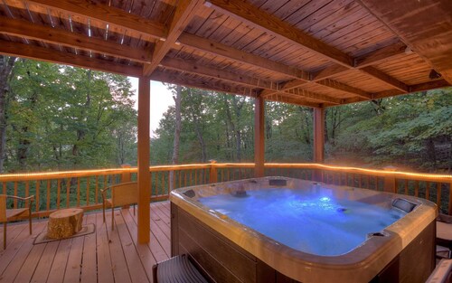 Mama Bear's Hideaway - Hot tub, firepit, and more!