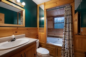 Combined shower/tub, towels