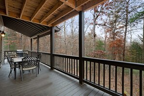 Outdoor dining - Mountain Therapy - Hot tub, gas fireplace, outdoor firepit, and comfy beds! (Mineral Bluff)