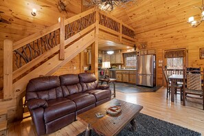 TV, fireplace, DVD player - Mountain Therapy - Hot tub, gas fireplace, outdoor firepit, and comfy beds! (Mineral Bluff)