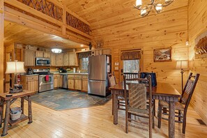 Fridge, microwave, oven, dishwasher - Mountain Therapy - Hot tub, gas fireplace, outdoor firepit, and comfy beds! (Mineral Bluff)