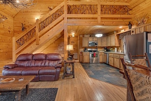 TV, fireplace, DVD player - Mountain Therapy - Hot tub, gas fireplace, outdoor firepit, and comfy beds! (Mineral Bluff)