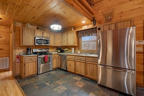 Fridge, microwave, oven, dishwasher - Mountain Therapy - Hot tub, gas fireplace, outdoor firepit, and comfy beds! (Mineral Bluff)