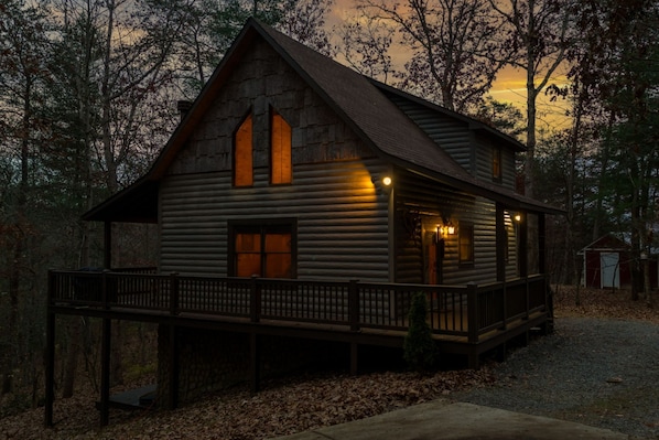 Exterior - Mountain Therapy - Hot tub, gas fireplace, outdoor firepit, and comfy beds! (Mineral Bluff)