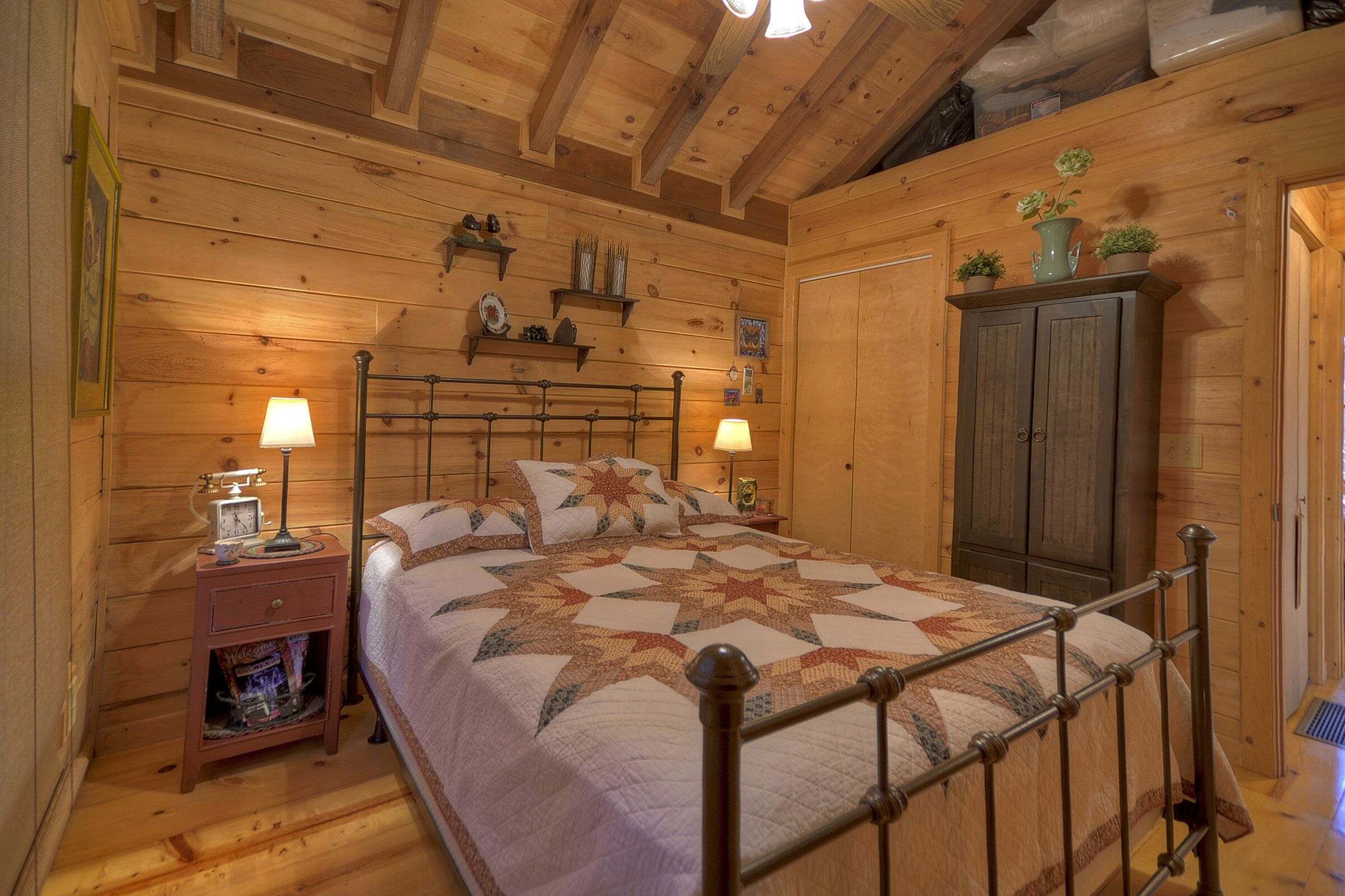 Knotty Pines - Pet-friendly, fireplace, & firepit!