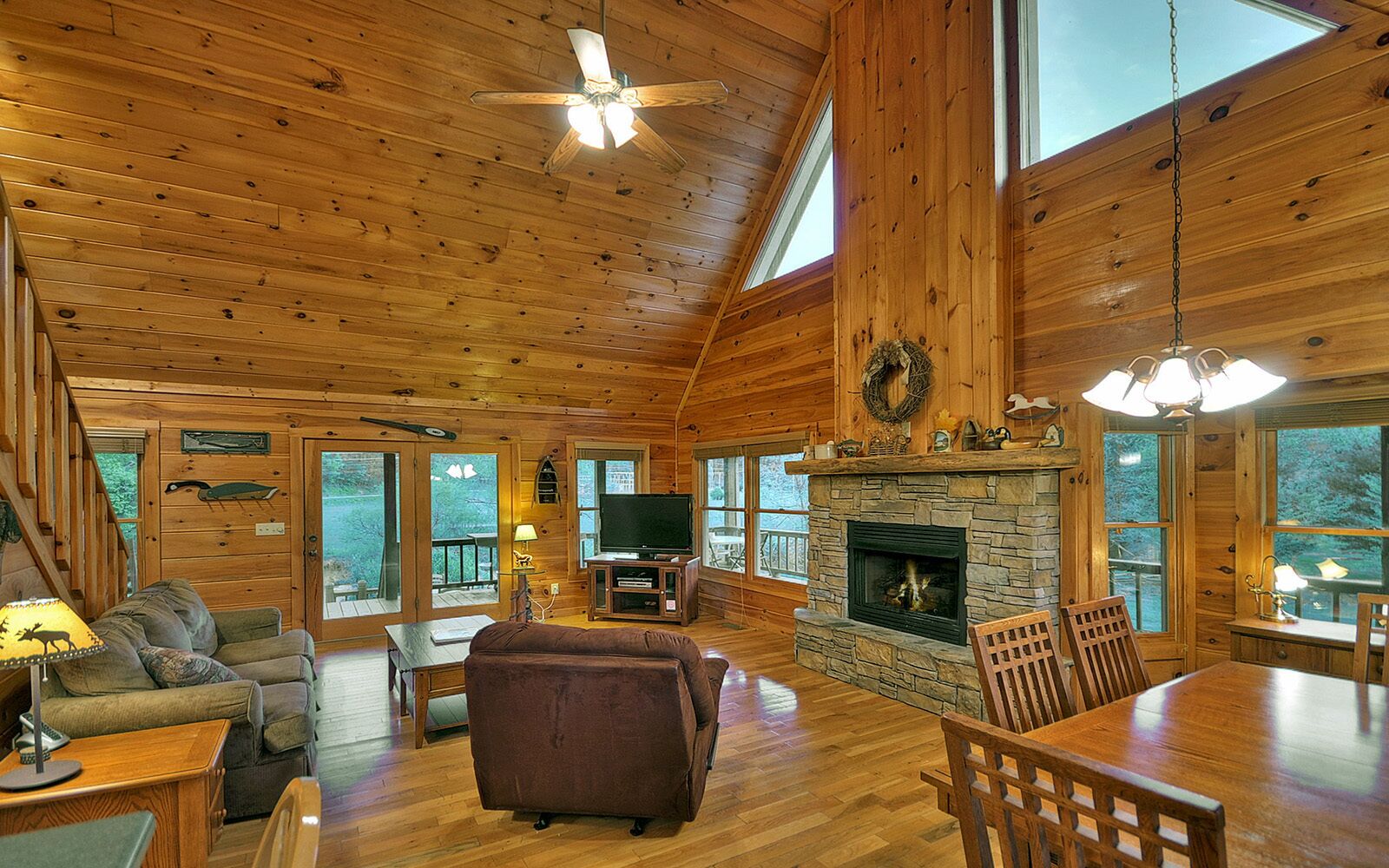 Rock Away - Creek Fishing, relax on the deck + Pet Friendly!