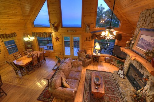 The View - Sweeping mountain views, gas fireplace, game room & hot tub!