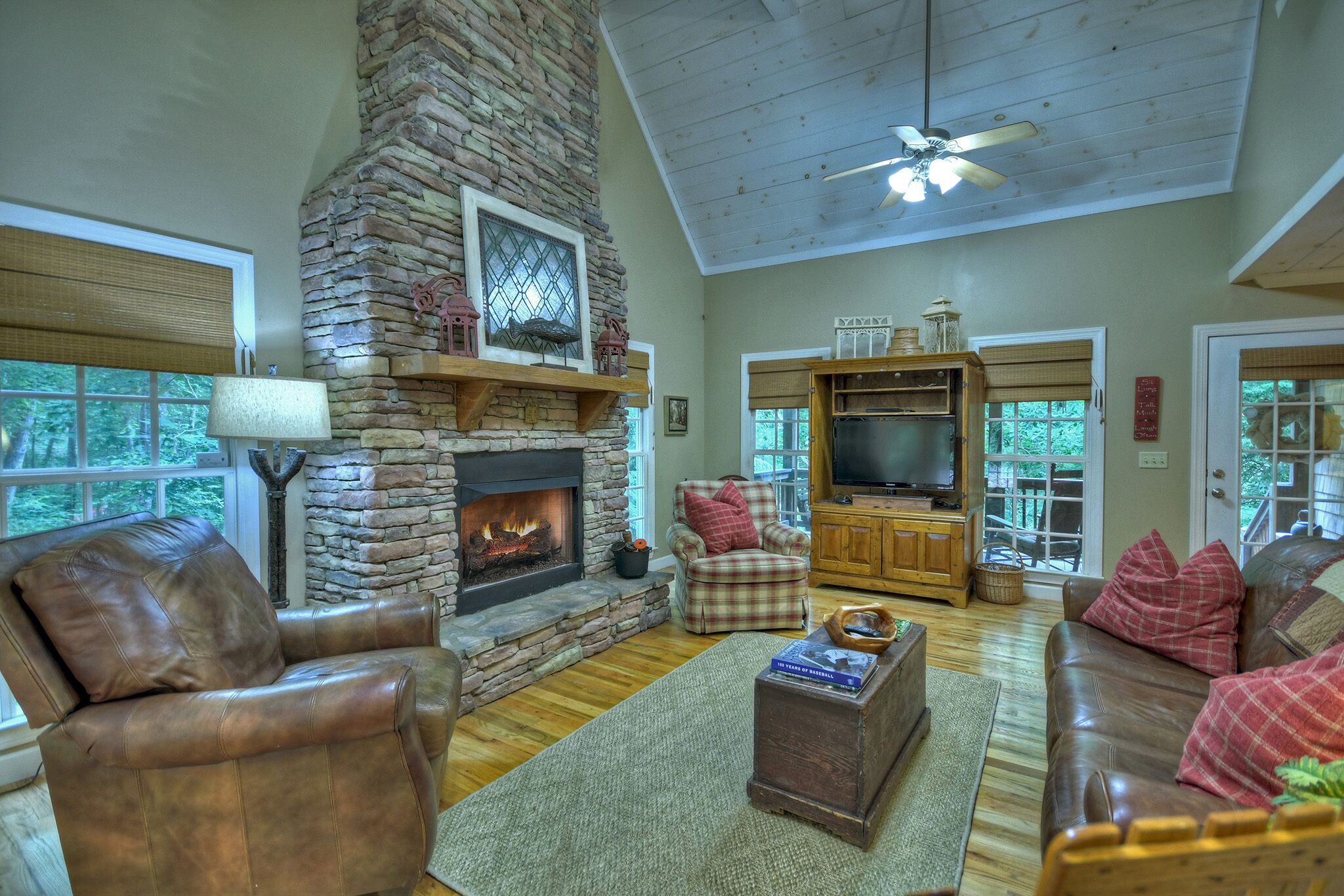 Southern Living Cottage - Cozy up by the fire