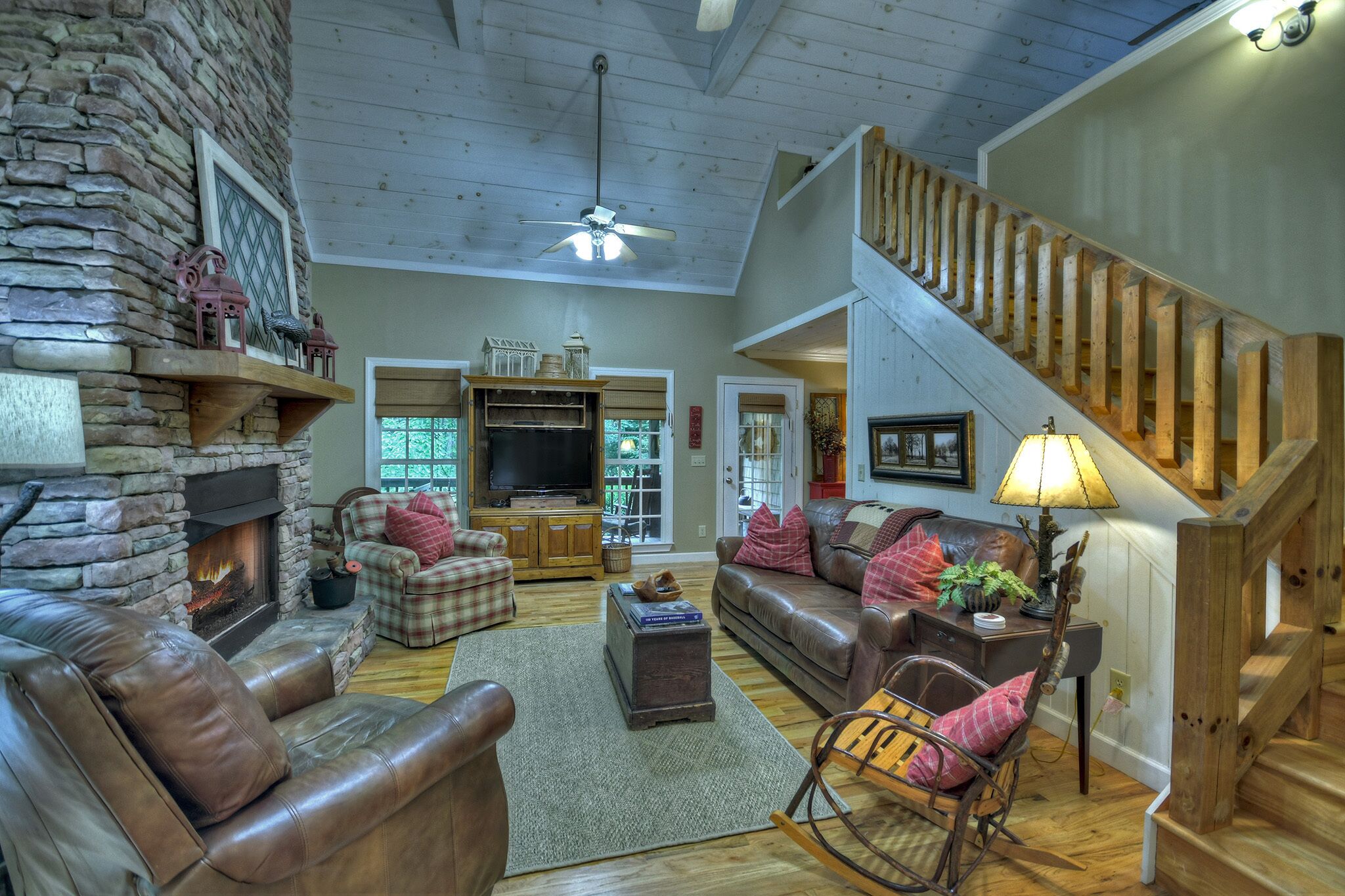 Southern Living Cottage - Cozy up by the fire