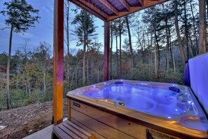 Outdoor spa tub - Relax in private rustic luxury! - A Starry Night (Cherry Log)
