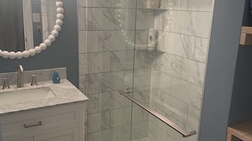 Douche, serviettes fournies, papier toilette