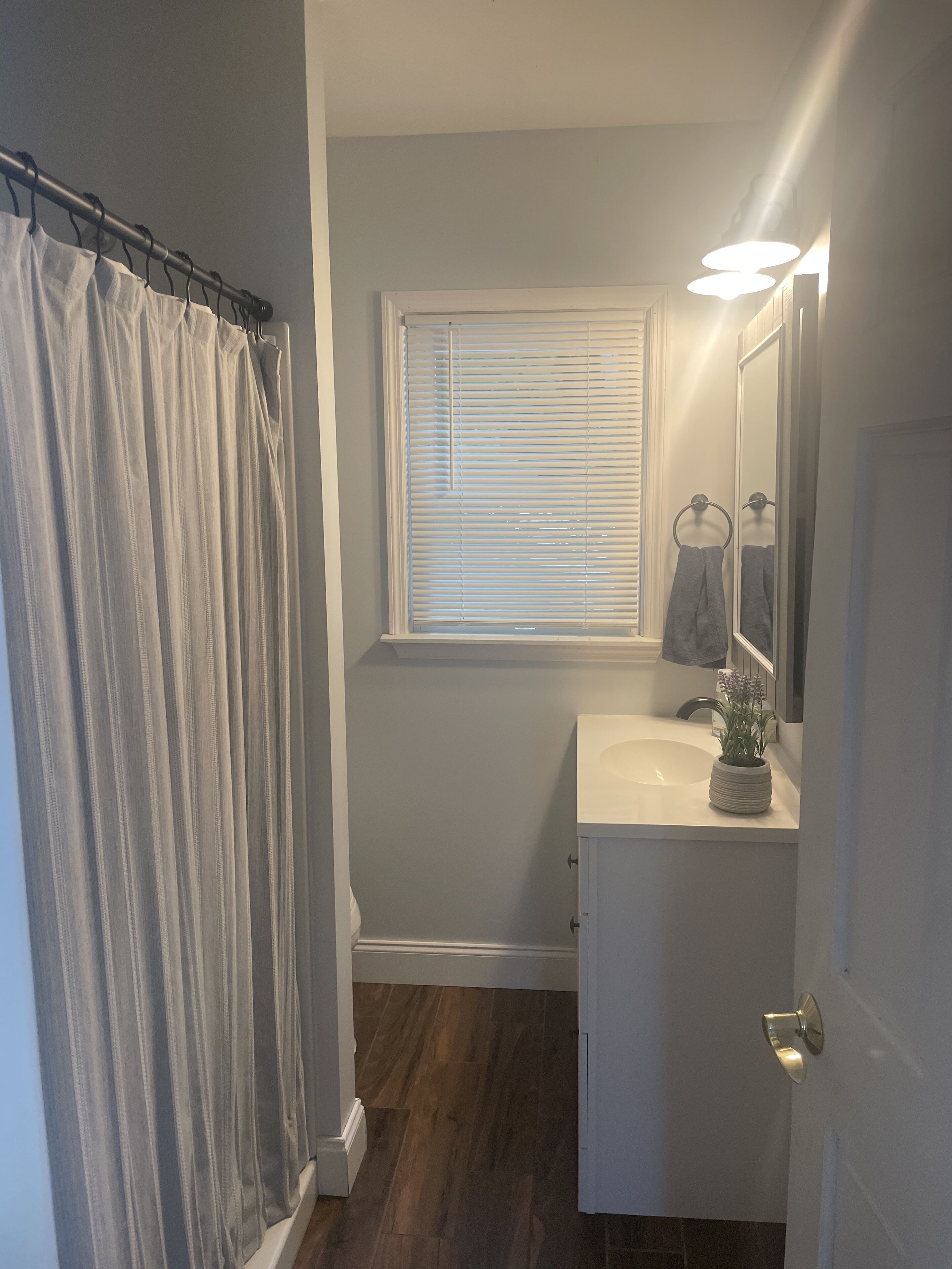 Peaceful Seasonal lake front cottage with view of Burden Lake