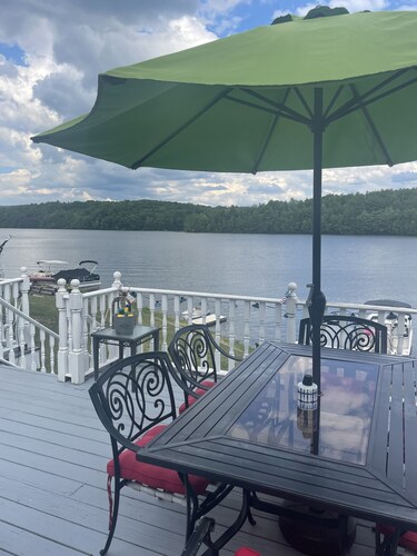 Peaceful Seasonal lake front cottage with view of Burden Lake