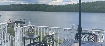 Peaceful Seasonal lake front cottage with view of Burden Lake