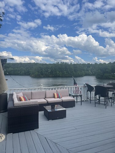 Peaceful Seasonal lake front cottage with view of Burden Lake