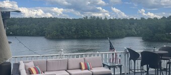 Peaceful Seasonal lake front cottage with view of Burden Lake