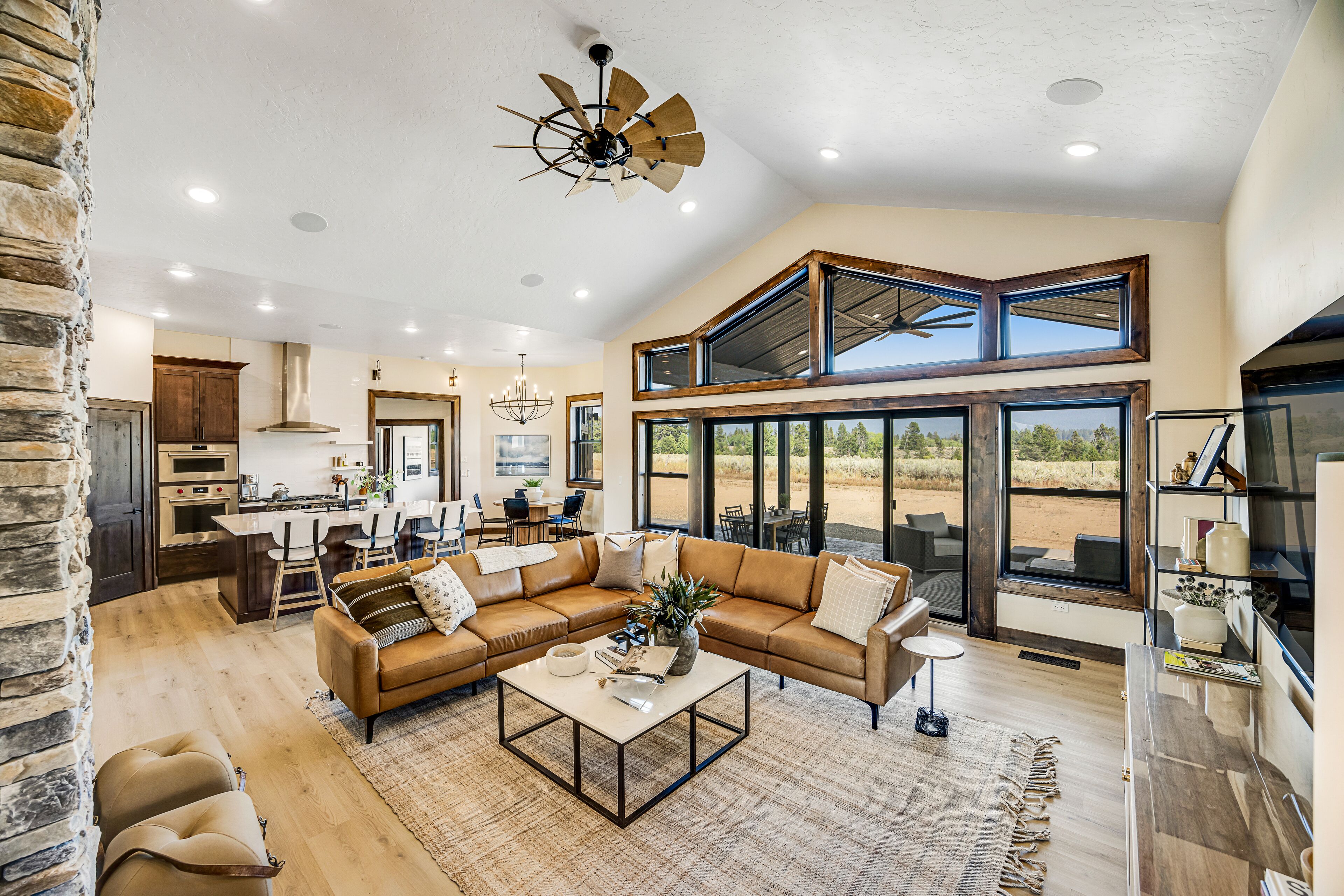 Beautiful house w/ 2 gas fireplaces, private hot tub, grill & mountain views