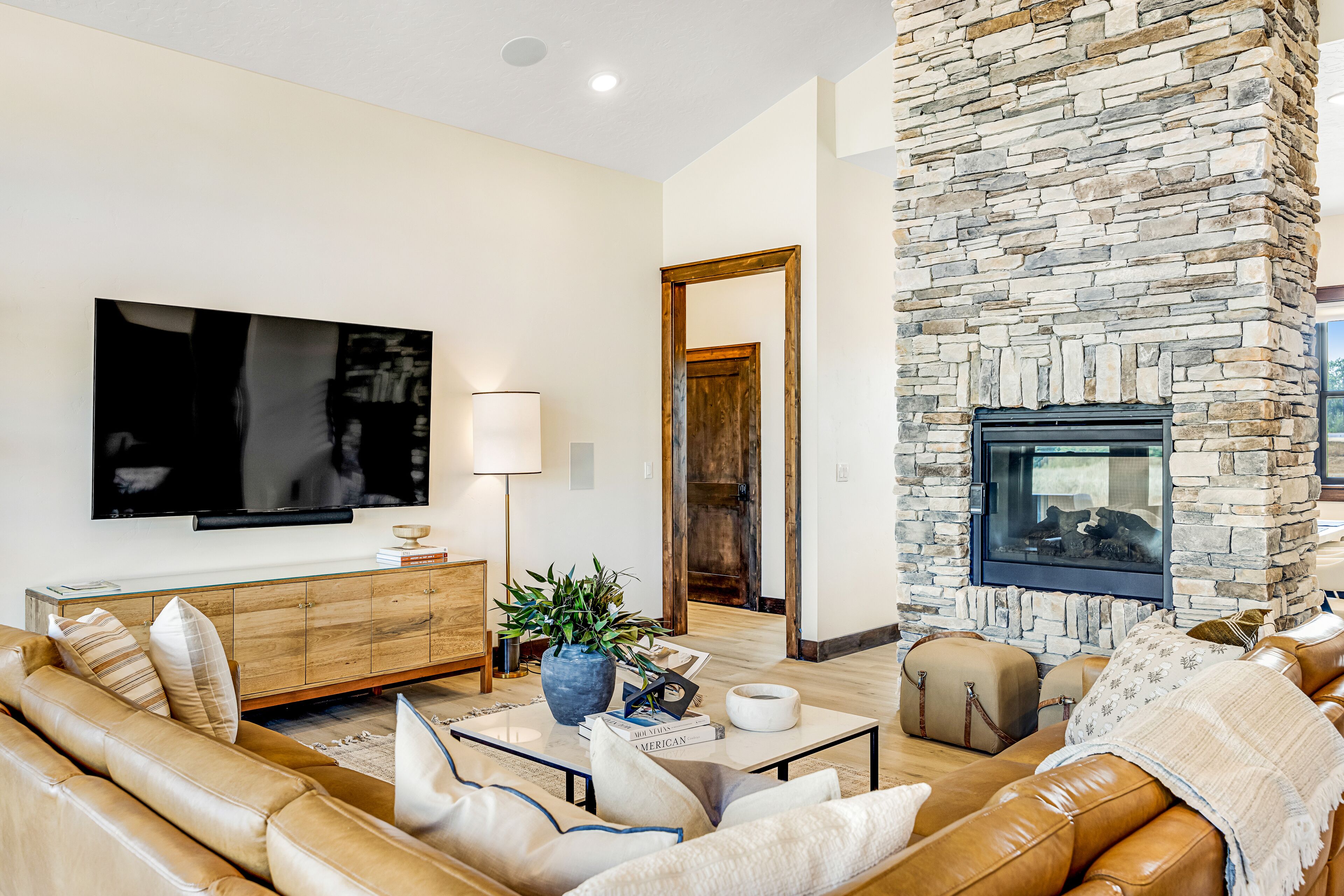 Beautiful house w/ 2 gas fireplaces, private hot tub, grill & mountain views