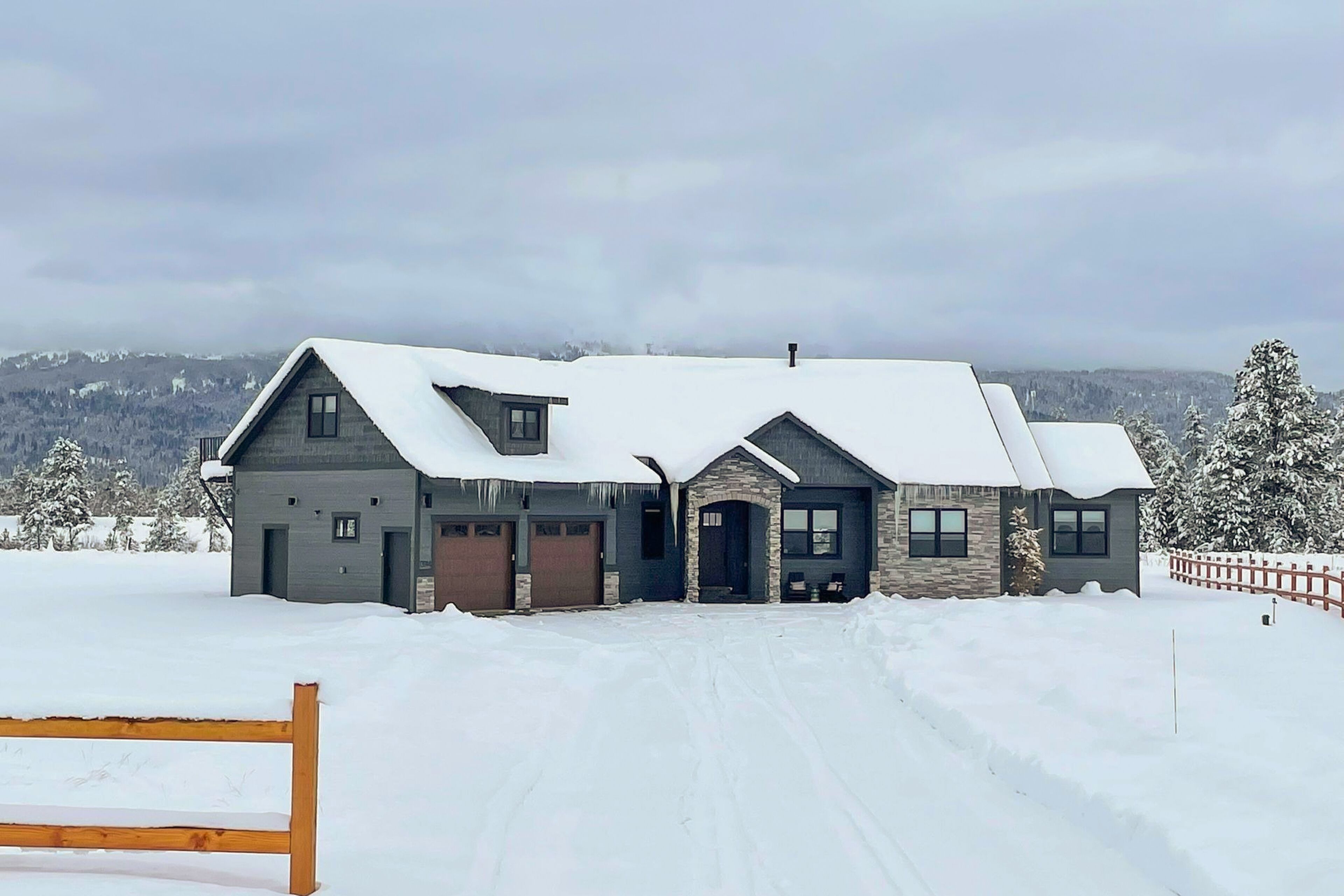Beautiful house w/ 2 gas fireplaces, private hot tub, grill & mountain views