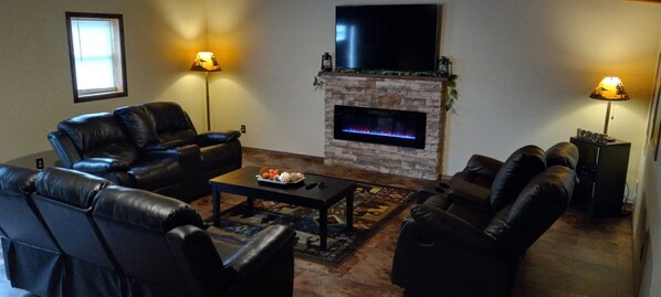 Smart TV, fireplace, foosball - Copperhead Lodge (Ortonville)