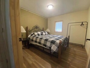 4 bedrooms, free WiFi, bed sheets - Copperhead Lodge (Ortonville)