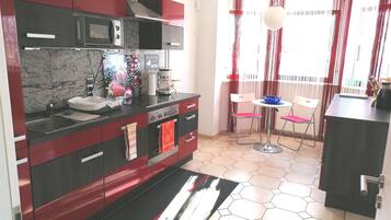 Jääkaappi, mikroaaltouuni, liesi, astianpesukone