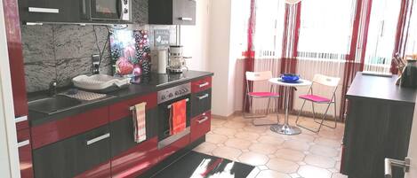 Frigorífic, microones, placa de cuina i rentaplats