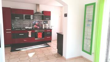 Kühlschrank, Mikrowelle, Herdplatte, Geschirrspüler