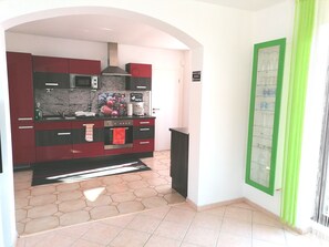 Réfrigérateur, micro-ondes, plaque de cuisson, lave-vaisselle