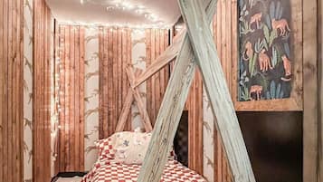 4 bedrooms, desk, WiFi, bed sheets