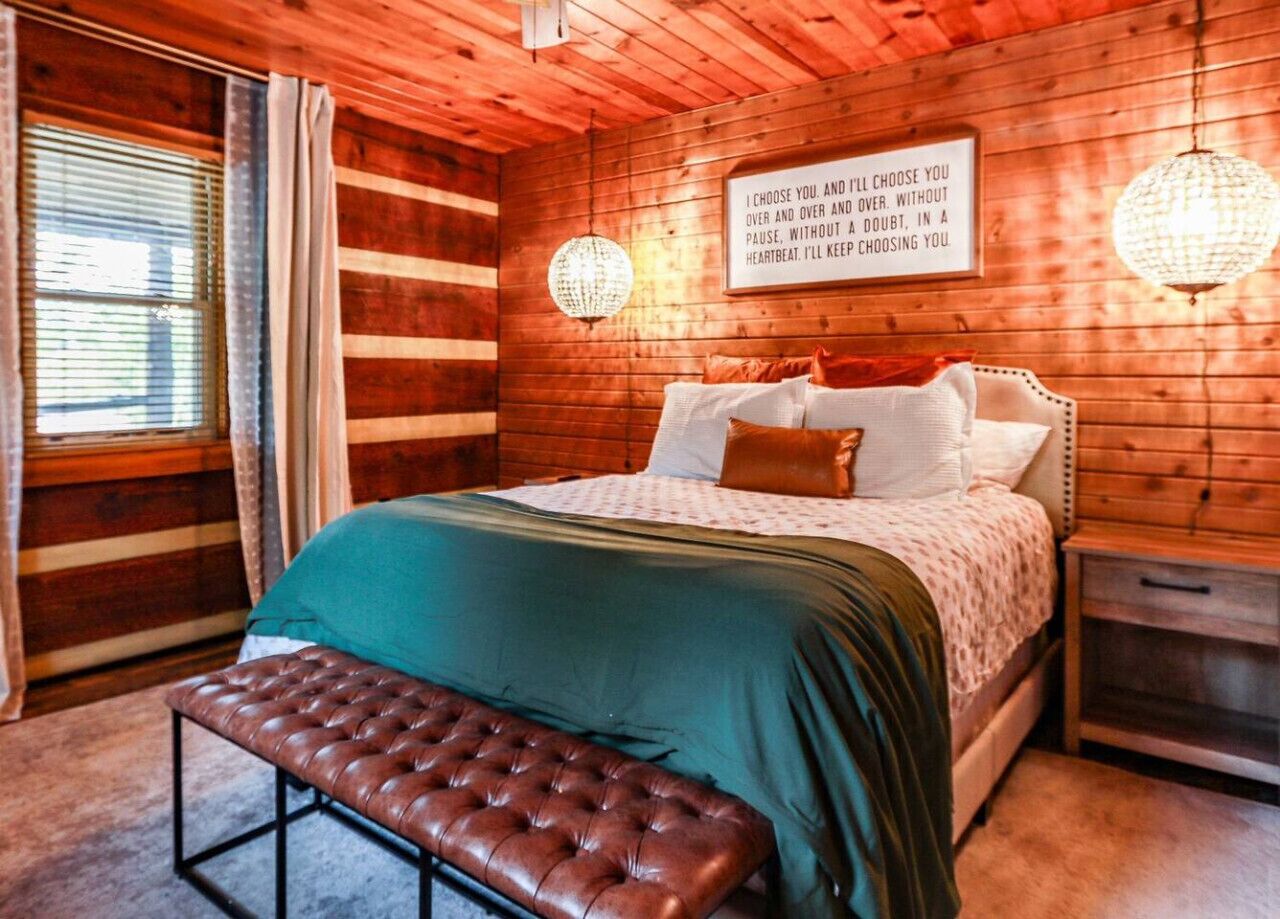 4 bedrooms, desk, WiFi, bed sheets