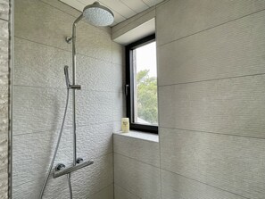 Dusche, Haartrockner, Handtücher, Toilettenpapier